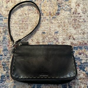 🦕 Fossil vintage black leather clutch with contrasting stitching detail & strap.